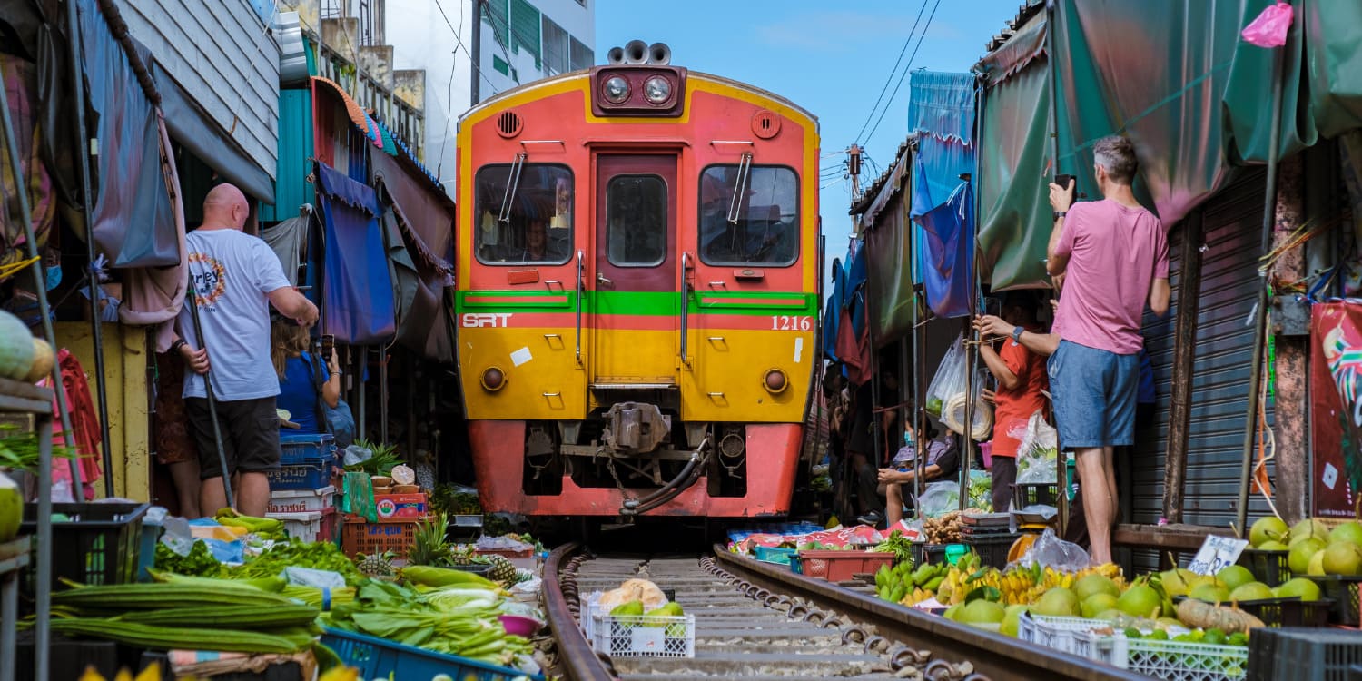 Talad Rot Fai (Train Night Market)